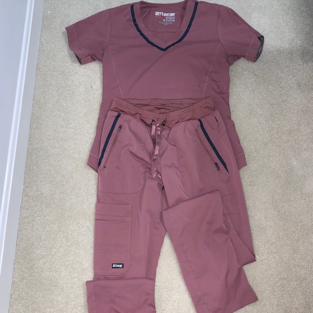 Greys anatomy by barco, impact elevate scrub set